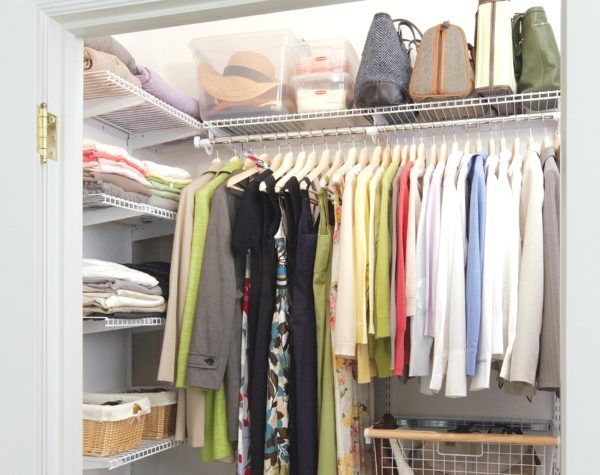 Фиксация вешалок и полок в гардеробной Кладовка в хрущевке