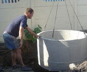 Спуск железобетонных колец в яму