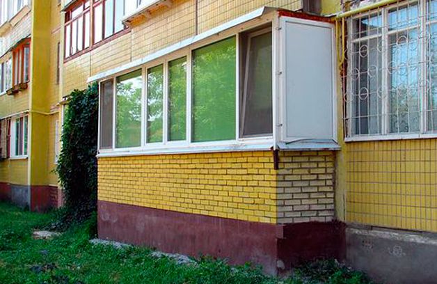 Балкон на первом этаже